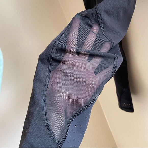 LULULEMON Capri Mesh Leggings, Size 4 - Picture 6 of 8